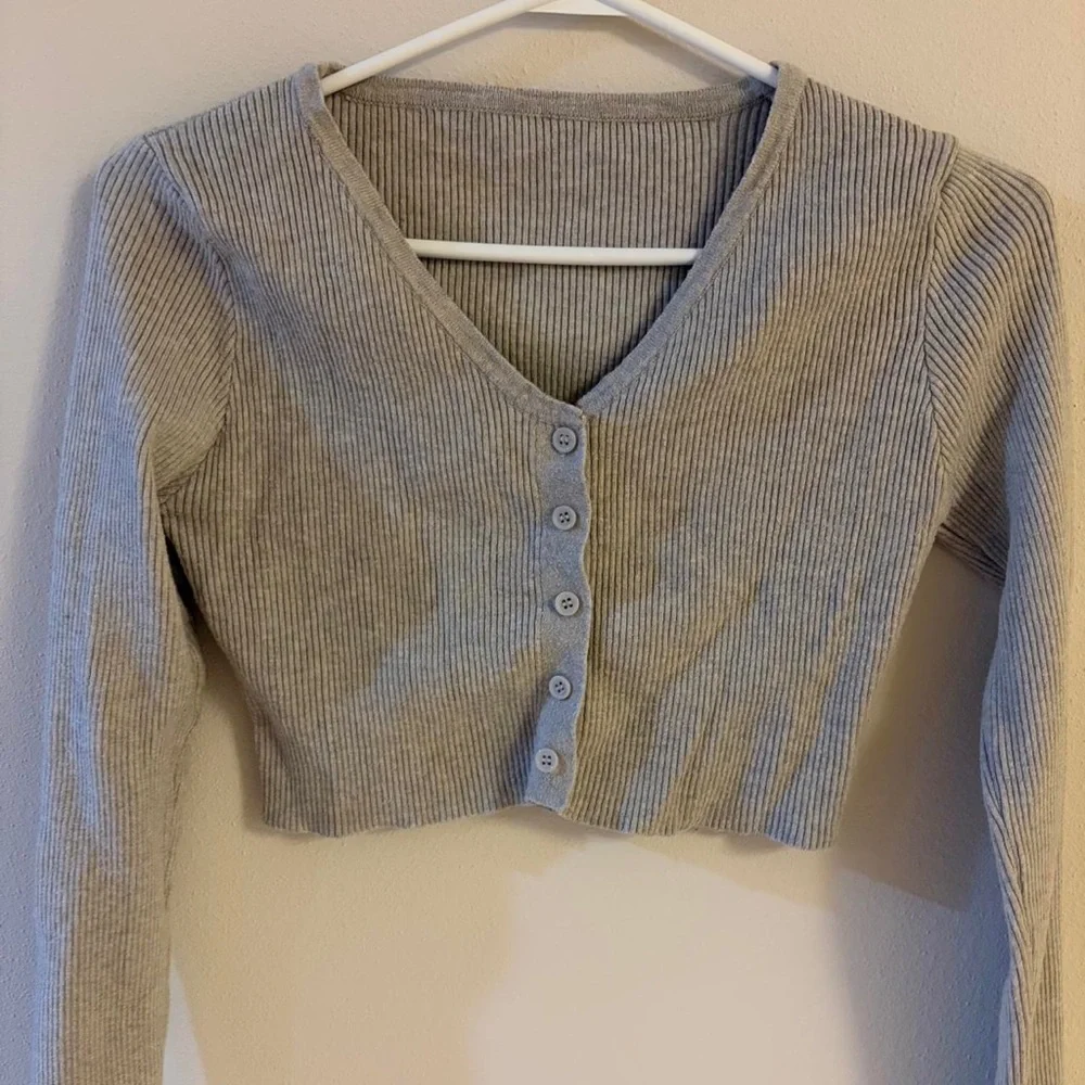 Ribbed V-Neck Button Crop Top - Light Gray